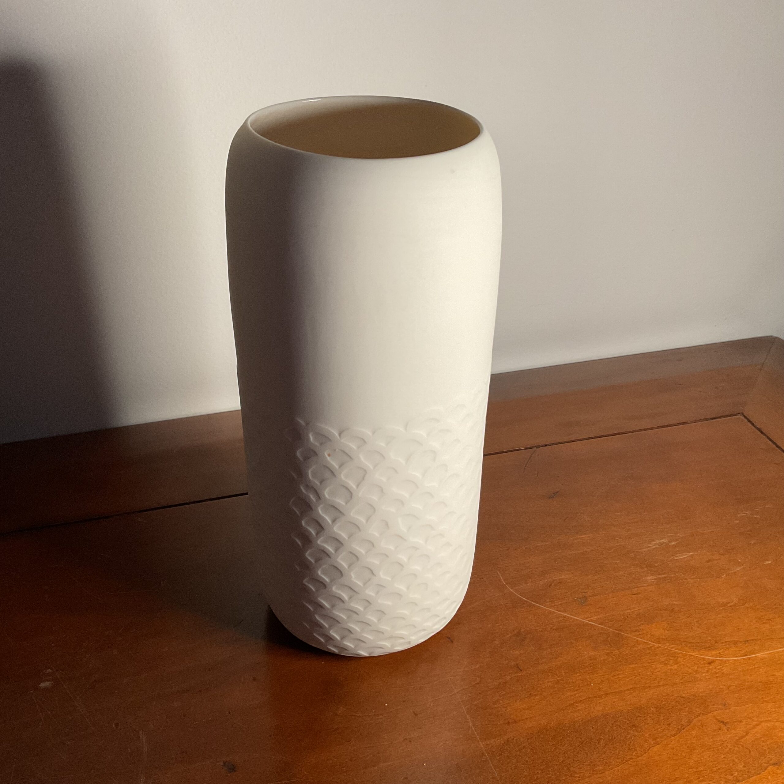 Vase Tulipe GM motif Ecailles en porcelaine blanche de Kaolin’e ( dernière pièce)