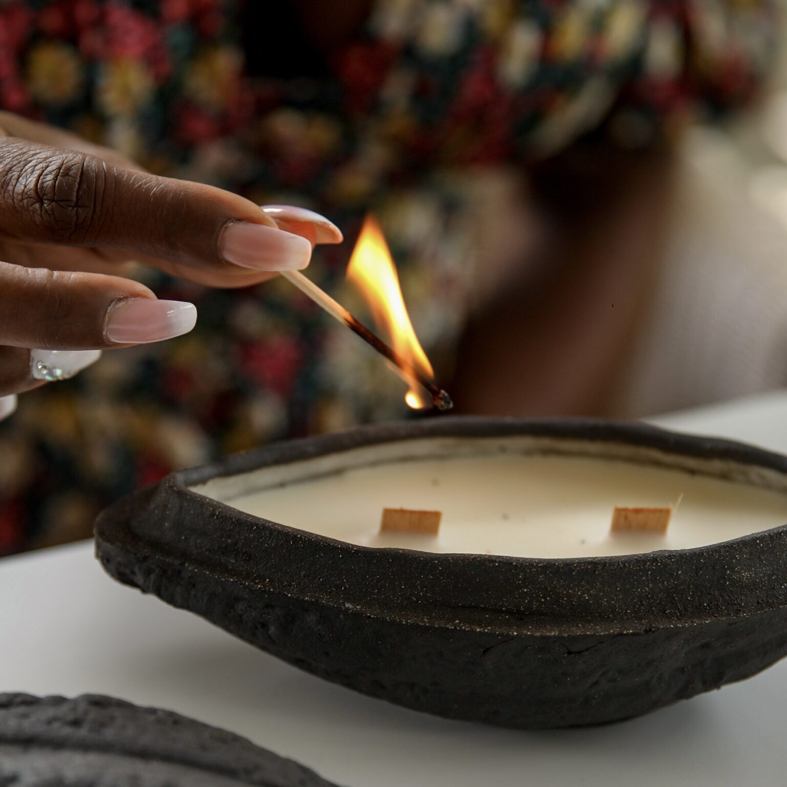 Bougie parfumée d’exception “cabosse de cacao” en raku noir de Martinique YsnaY