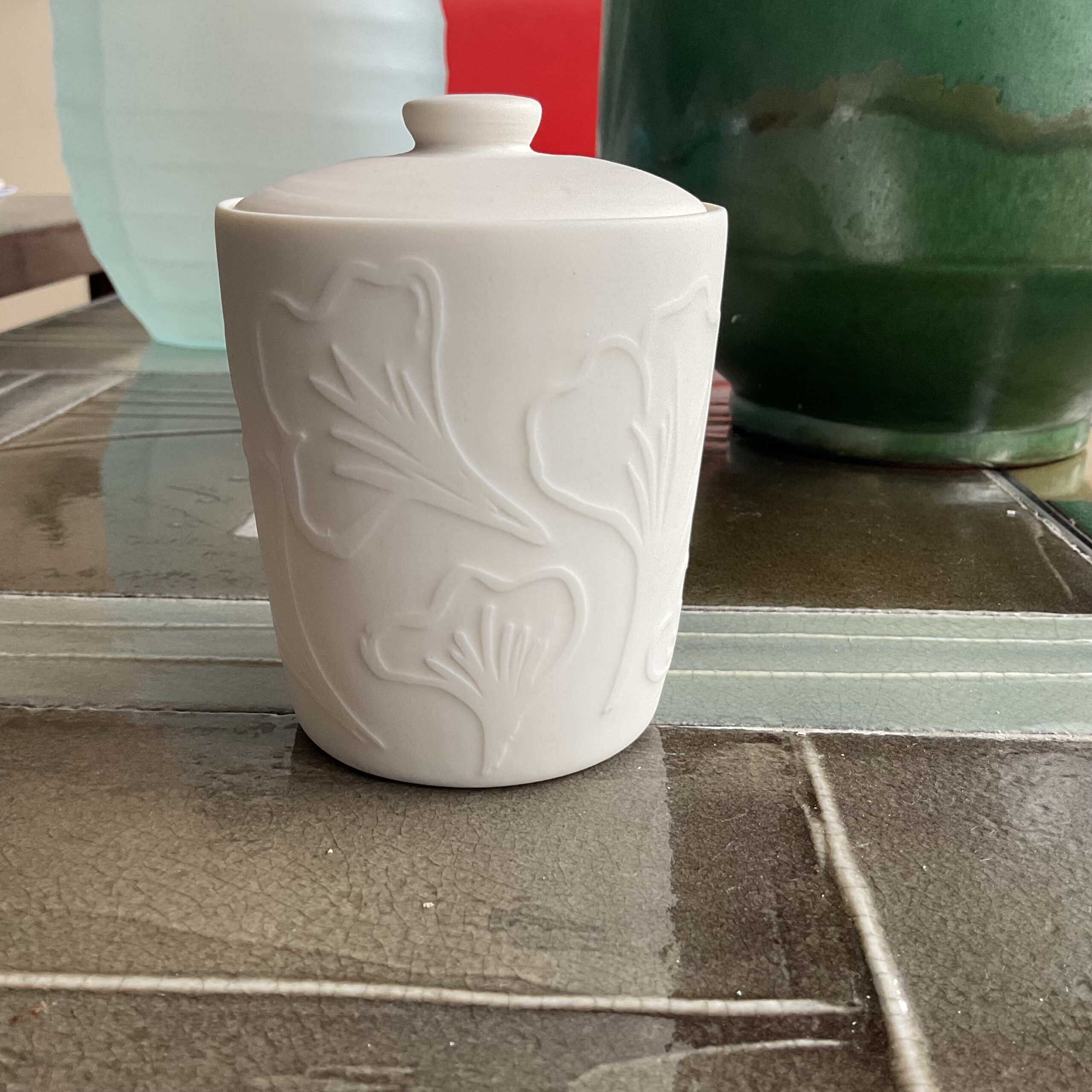 Boîte haute motif fleurs en porcelaine blanche de Kaolin’e