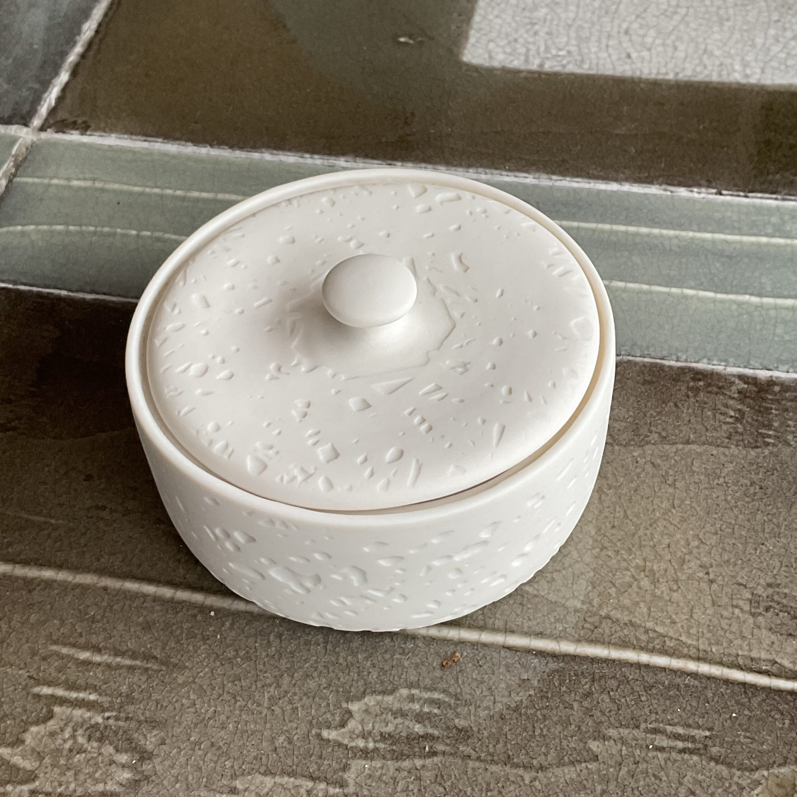 Petite boîte motif graphik en porcelaine blanche de Kaolin’e