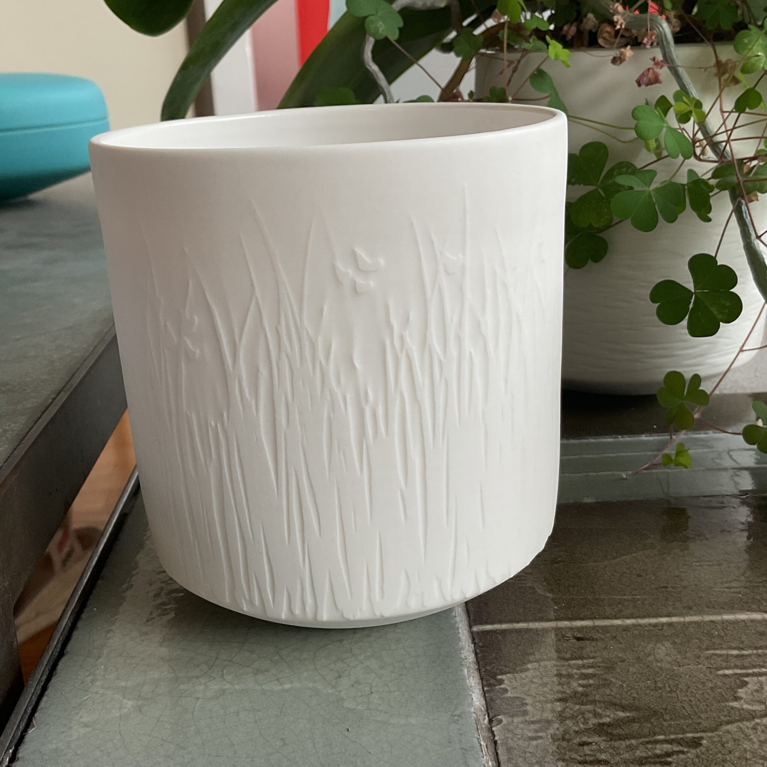 Cache-pot Ork’idée en porcelaine blanche motif herbes folles de Kaolin’e