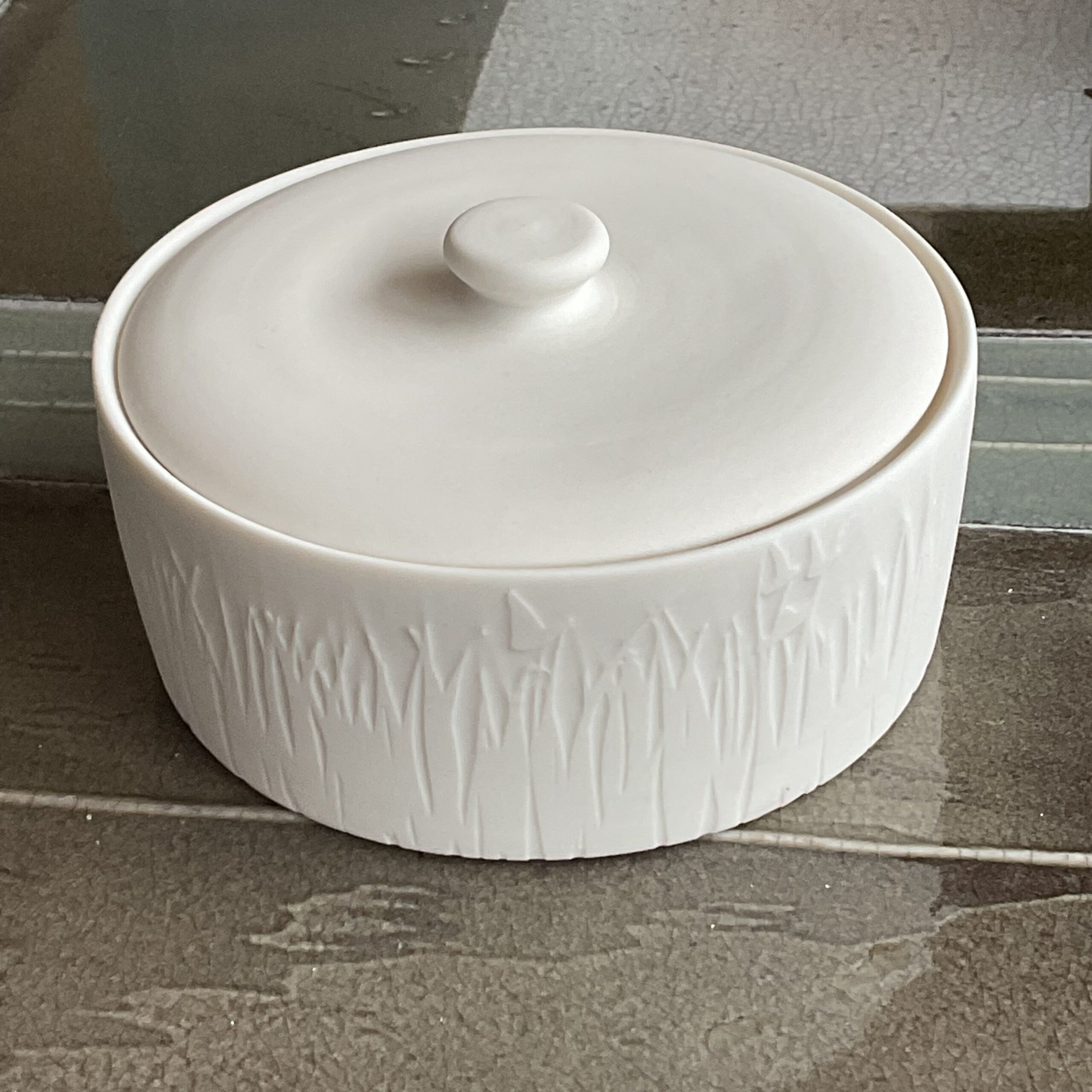 Grande boîte motif herbes folles en porcelaine blanche de Kaolin’e