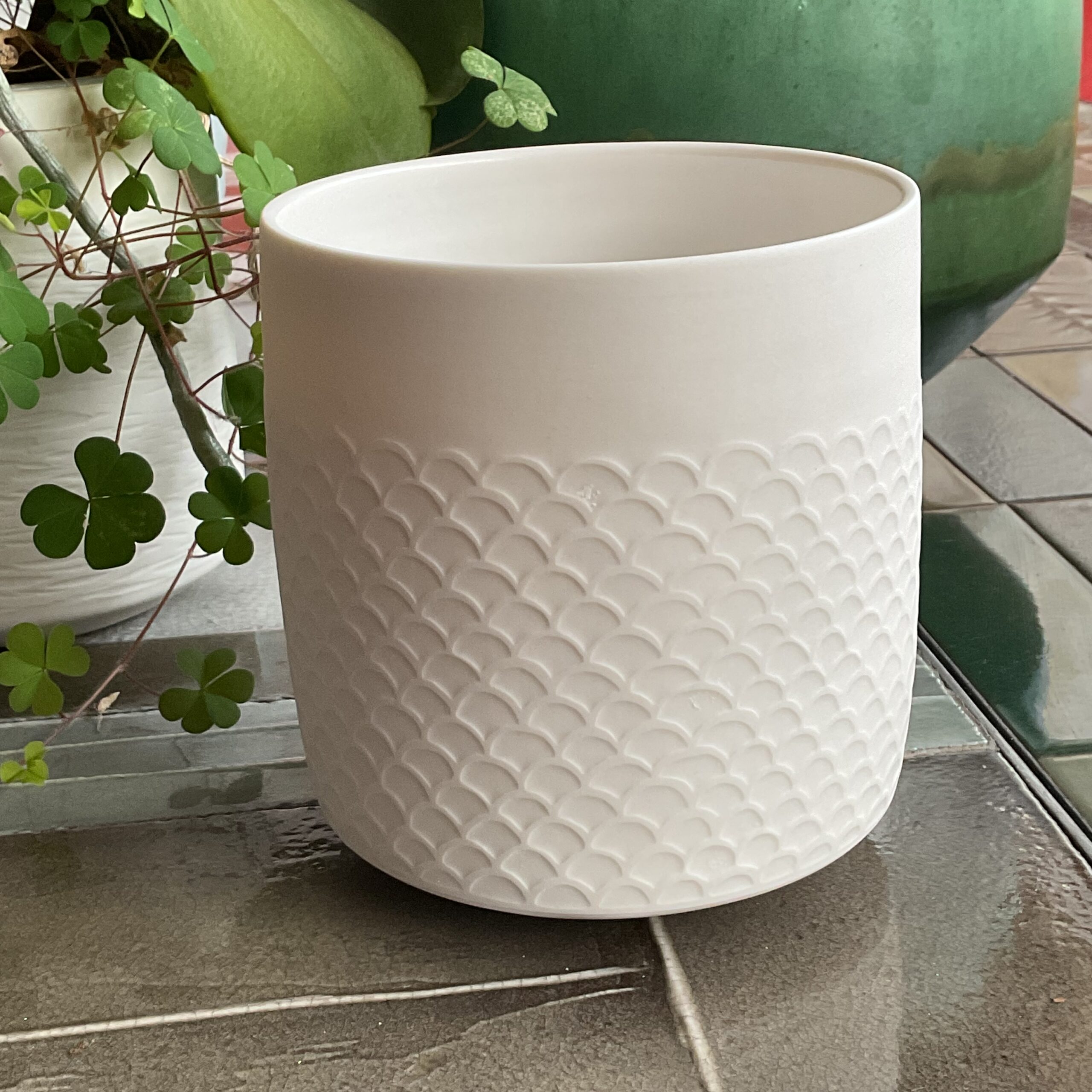 Cache-pot Ork’idée en porcelaine blanche motif écailles de Kaolin’e