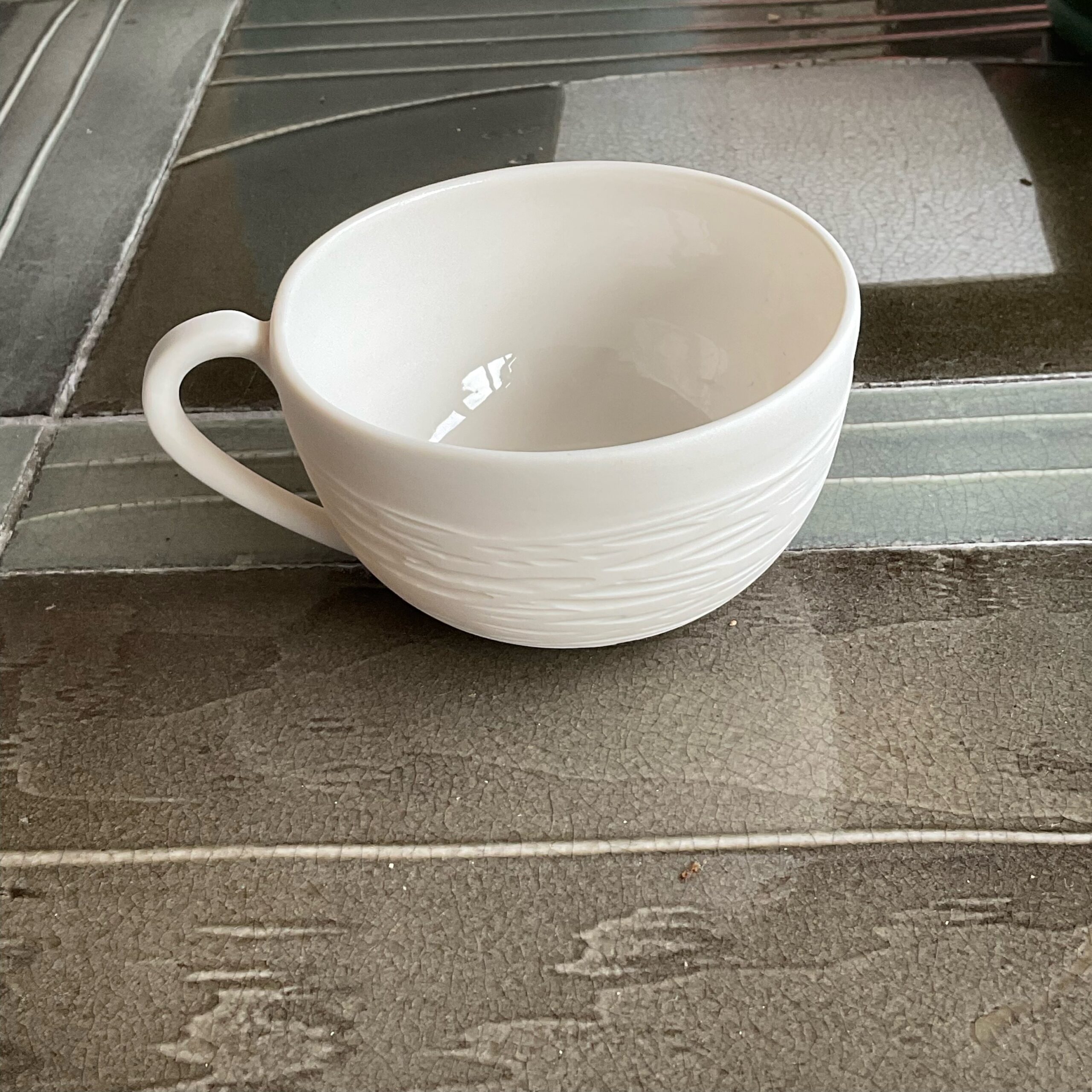 tasse à thé motif Graphik en porcelaine blanche de Kaolin’e