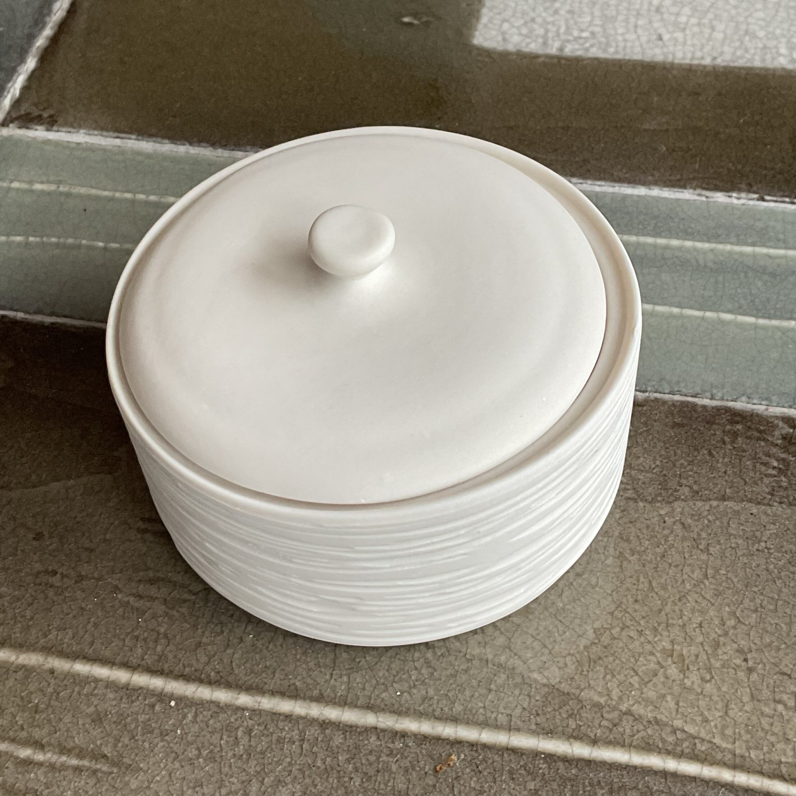 Petite boîte motif lignes en porcelaine blanche de Kaolin’e